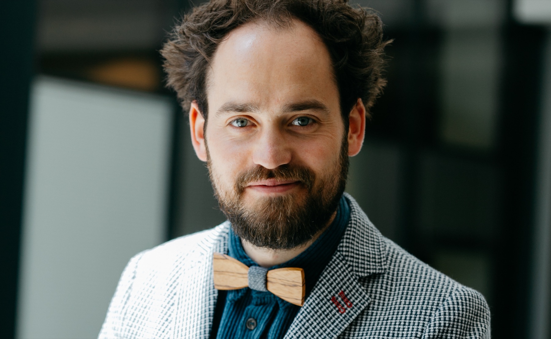 Josua Laufer im Sakko mit Holzfliege